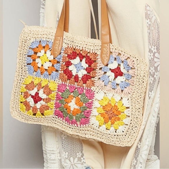 POL GRANNY SQUARE THE BEACH READY CROCHET BEACH TOTE IN SAND IN OLIVE MULTI - Picture 4 of 9